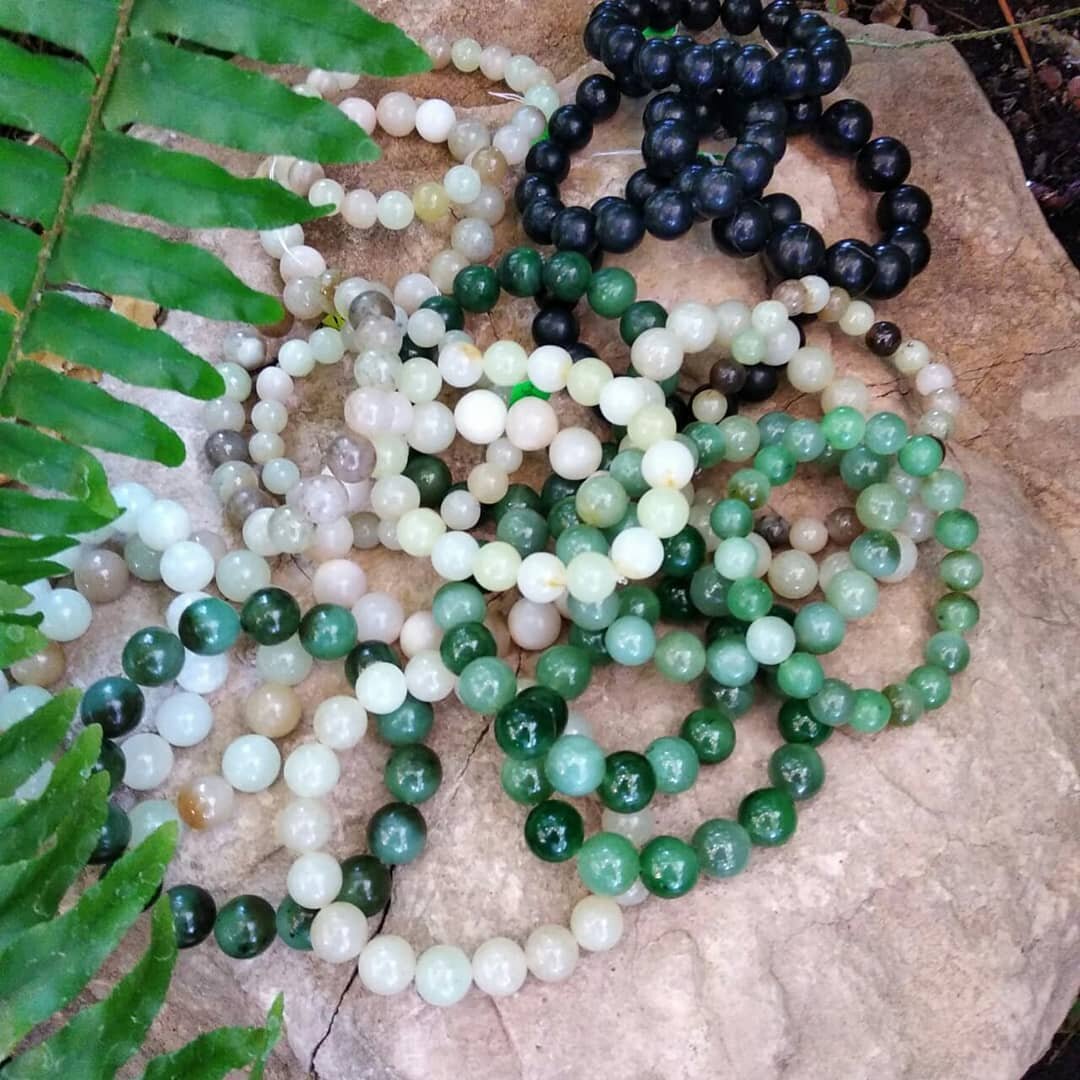 Это браслеты только из нефрита. Здесь только 2 моих.