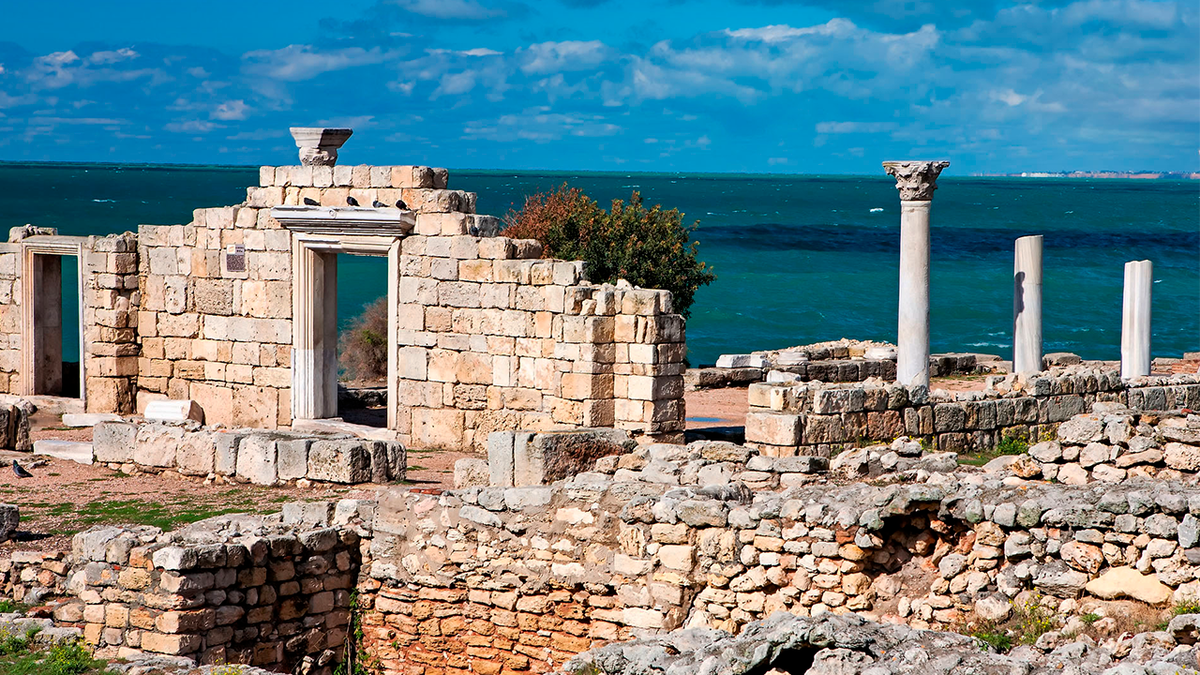 Руины города Херсонеса.