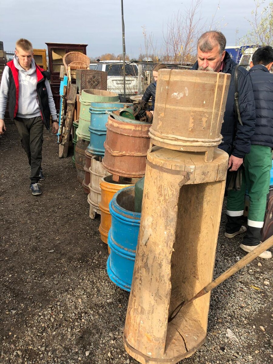 Целая коллекция бочек старинных