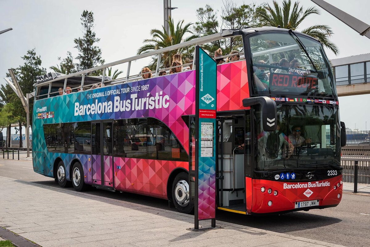 You will hear a bus tour advertisement. Испания экскурсионный автобус Барселона. Туристический автобус в Барселоне. Автобусные экскурсии Барселона. Крутые туристические автобусы.