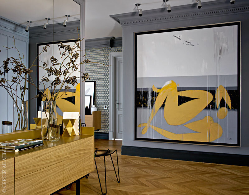 В прихожей — живопись Елены Комаровой. Комод, Punt. Плинтус, двери и карнизы из гипса сделаны на заказ по эскизам Екатерины. Светильники, Flos. Стул Tio Easy, Massproductions, из Archive. Краска, Farrow & Ball.