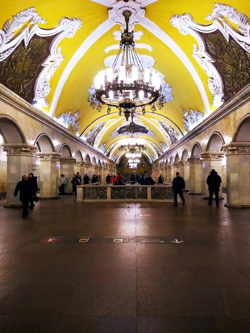 Метро комсомольская внутри станция