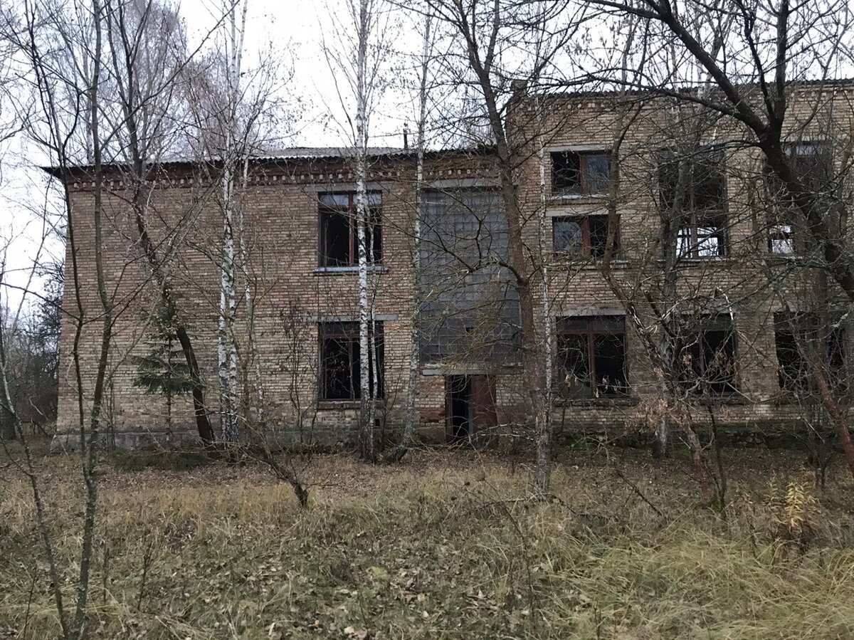 Заброшенная школа имени В.И. Ленина в Чернобыльской деревне Ильинцы
