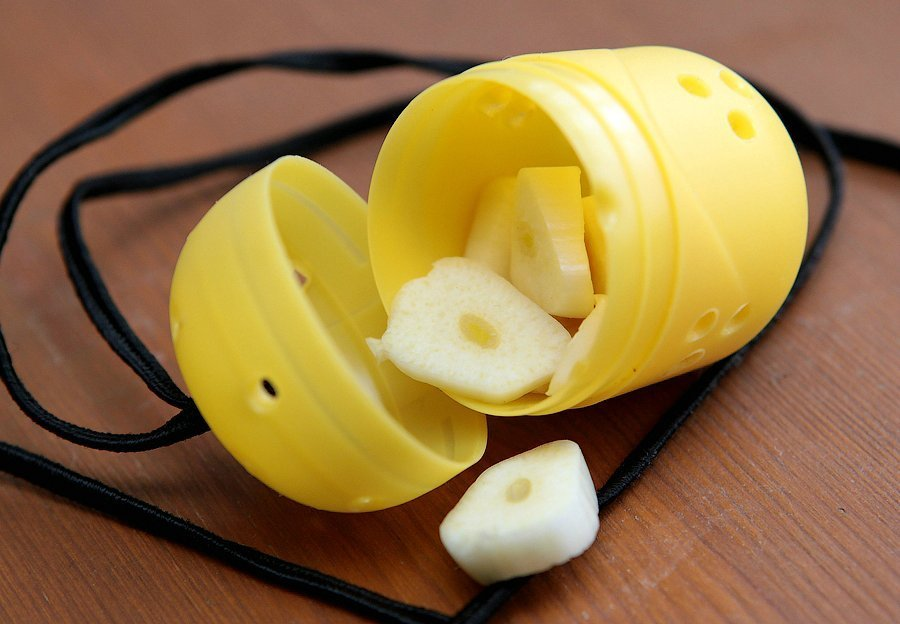 Кулон -ароматный, применять с осторожностью! :) 