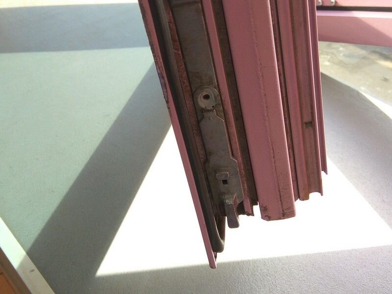 Неисправный ригель с сорванной цапфой подлежит замене