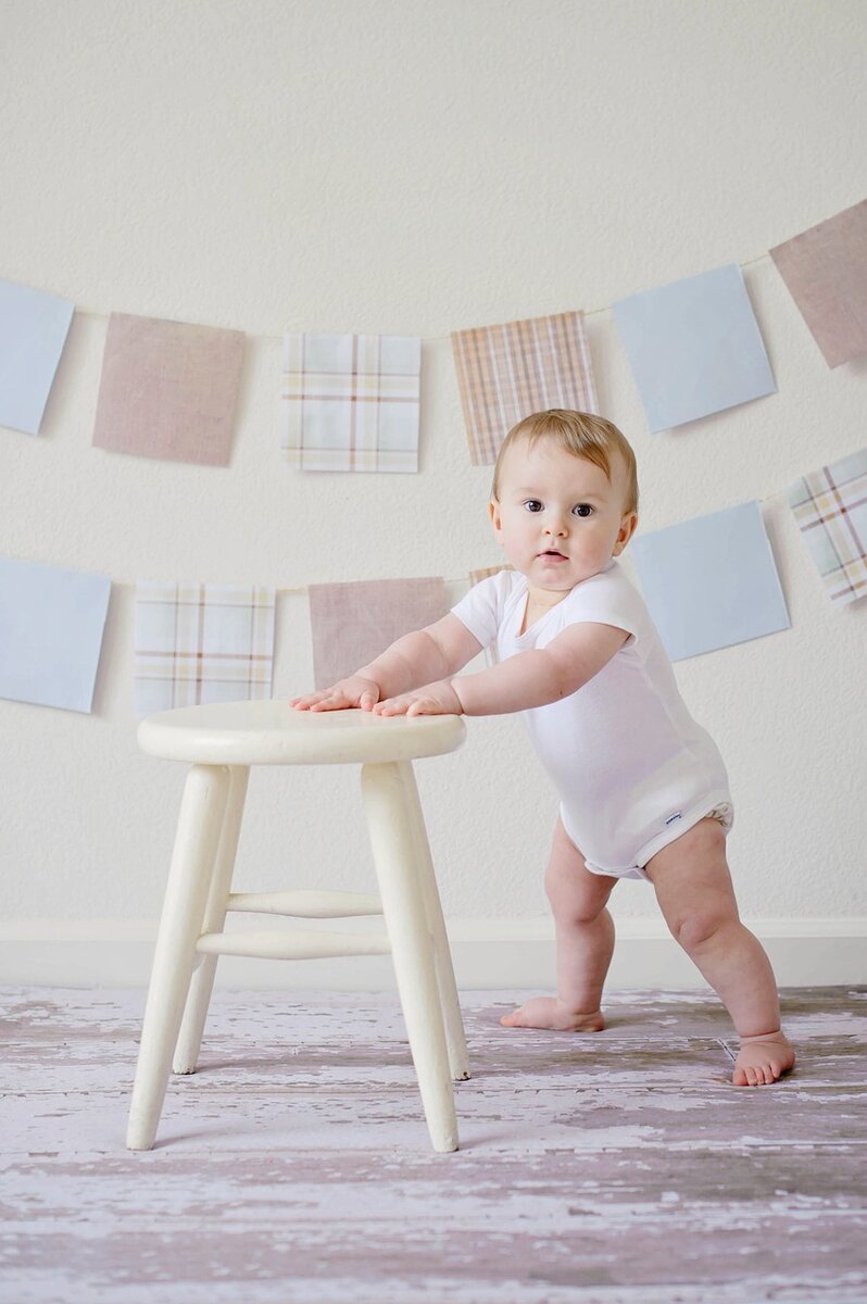 https://www.pixabay.com/photos/baby-cute-stool-innocence-little-2433789/