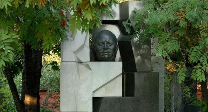 Надгробный памятник  Никиты Хрущёва. Автор: скульптор Эрнст Неизвестный.