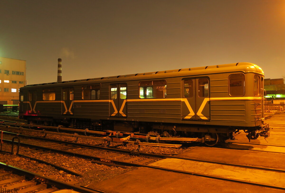 Головной вагон метрополитена 81-717.5М (МВМ) № 2570. Территория электродепо «Северное» (ТЧ-1) Московского метрополитена. Москва, 16 ноября 2019 года, автор Black