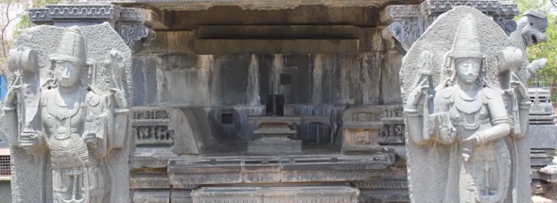 Лингам из чёрного базальта в форте Варангал. Фото с видео Правина Мохана.