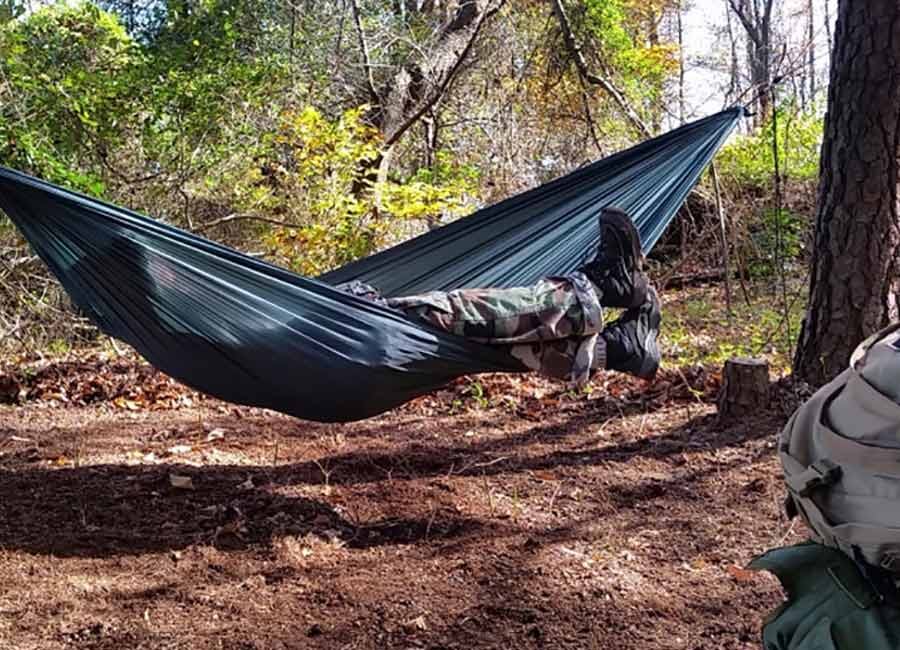 Гамак Walden может выдерживать нагрузки 227 кг, а наличие широкой панели посередине означает, что во время отдыха в гамаке не будет раздражающего шва на спине.