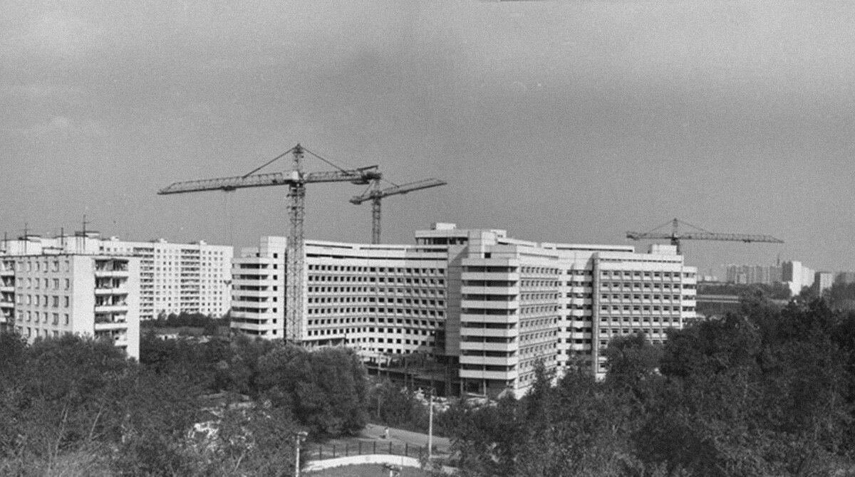 Фото во время постройки главного корпуса больницы в 1980 году