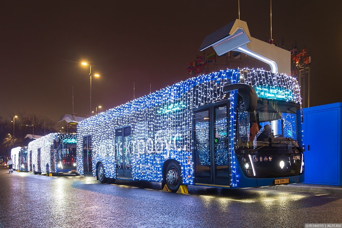 Какие автобусы работают в новый год. Электробус Москва. Новогодний электробус в Москве. Электробосу в Москве 2022. Электроавтобус в Москве ночью.