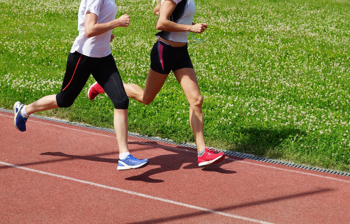 2 спортсмена. Дорожка для бега на Поляне.