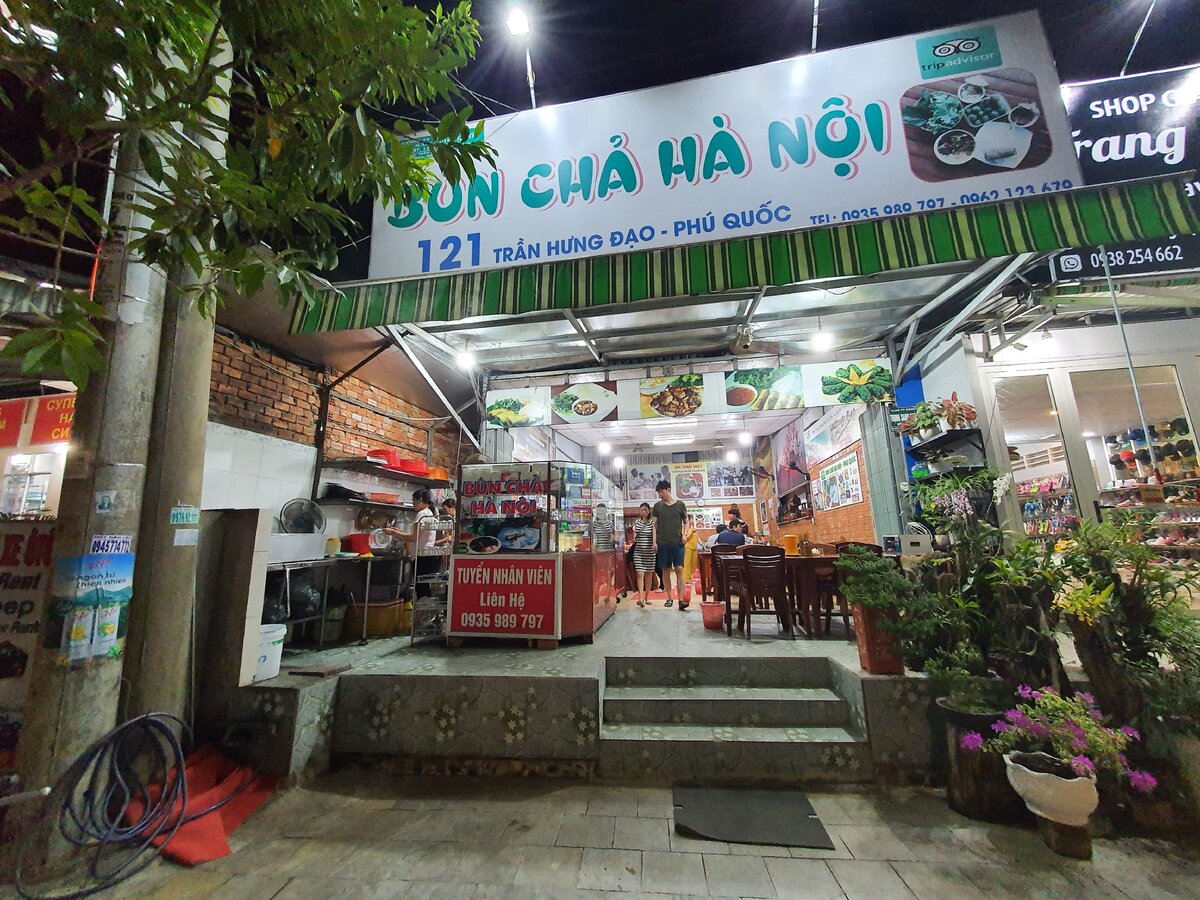 Сходила в кафе во Вьетнаме где нет меню и готовят всего 2 блюда, но посетители в восторге