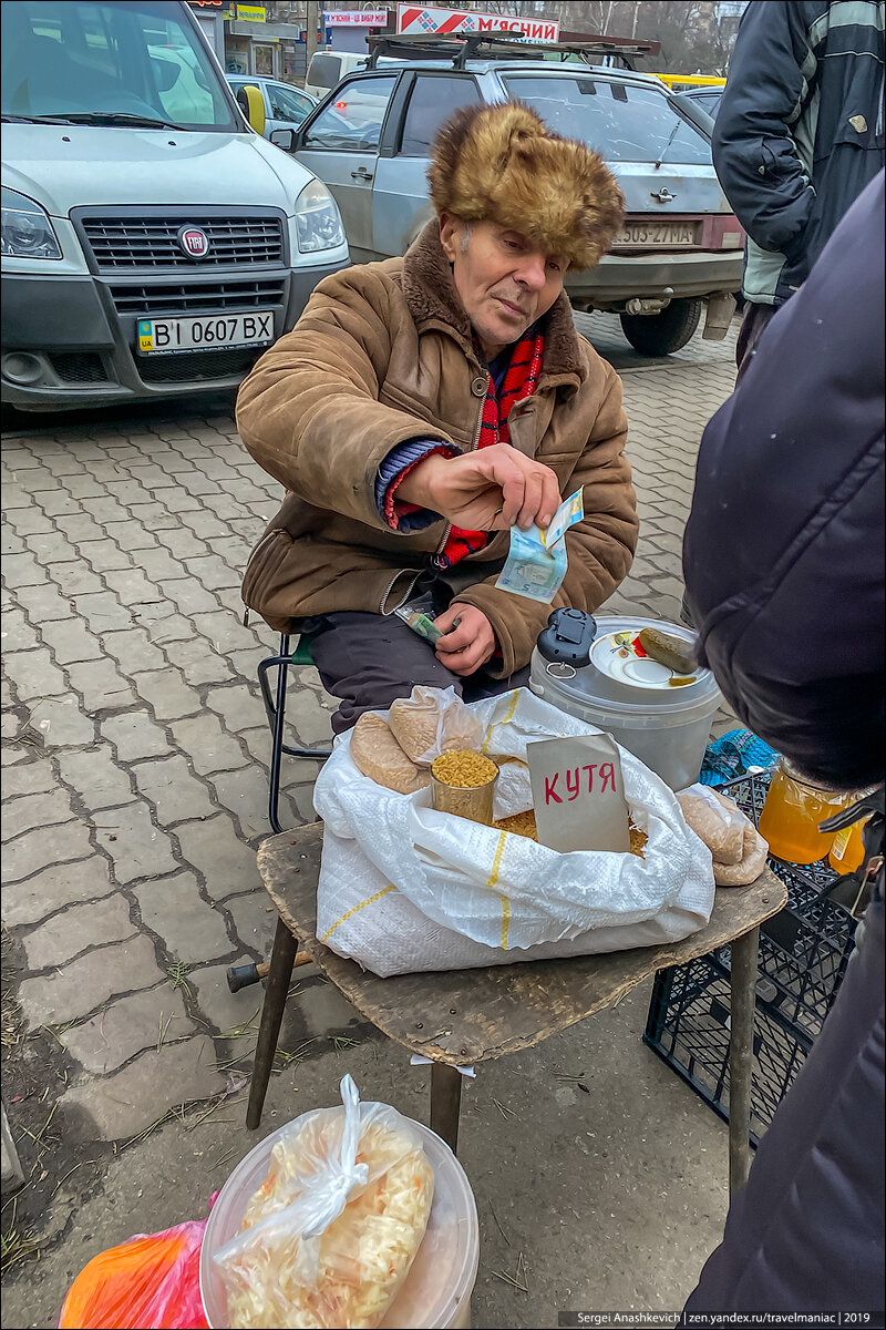 Что продают старики на стихийных рынках на Украине: смотришь на эту нищету и становится их просто жалко