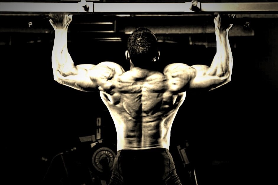 Подтягивания на перекладине широким хватом