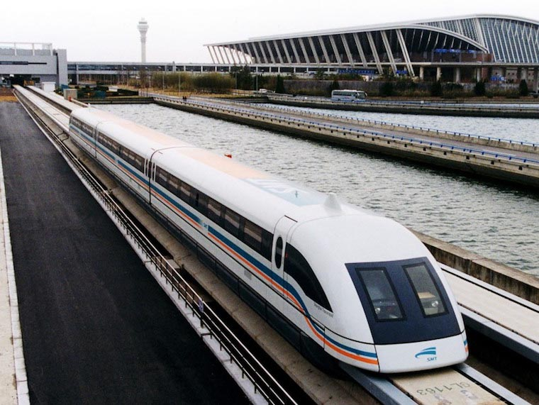 Далее, у нас третье место, отданное Китаю с их Shanghai Maglev Train, как понятно из названия, этот поезд играет в категории волшебников висящих в мощном магнитном поле. Этот невероятный маглев удерживает скорость в 431 км/час в течение 90 секунд (за это время он успевает проглотить 10,5 километр!), что до максимальной скорости этого состава, то во время испытаний его смогли разогнать до 501 км/час.