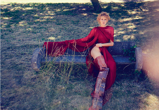 Красота — как драгоценный камень: чем проще, тем драгоценнее». Фрэнсис Бэкон

«Женщина красива, как цветок. А каждый цветок должен быть немного распущен». Ева Лонгория

«Любовь к красоте — это вкус. Создание красоты — это искусство». Ральф Уолдо Эмерсон

«Как было бы прекрасно, если бы мы могли видеть души, а не тела; смотреть на любовь и сострадание, а не на изгибы». Карен Кван

«Настоящая красота не та, которой любуешься с удовольствием, но та, на которую смотреть так же трудно, как на солнце». Этьен Рей

«В погоне за стандартами красоты можно проглядеть истинное счастье». Сальма Хайек

«Красота души разливается подобно таинственному свету по телесной красоте». Виктор Гюго