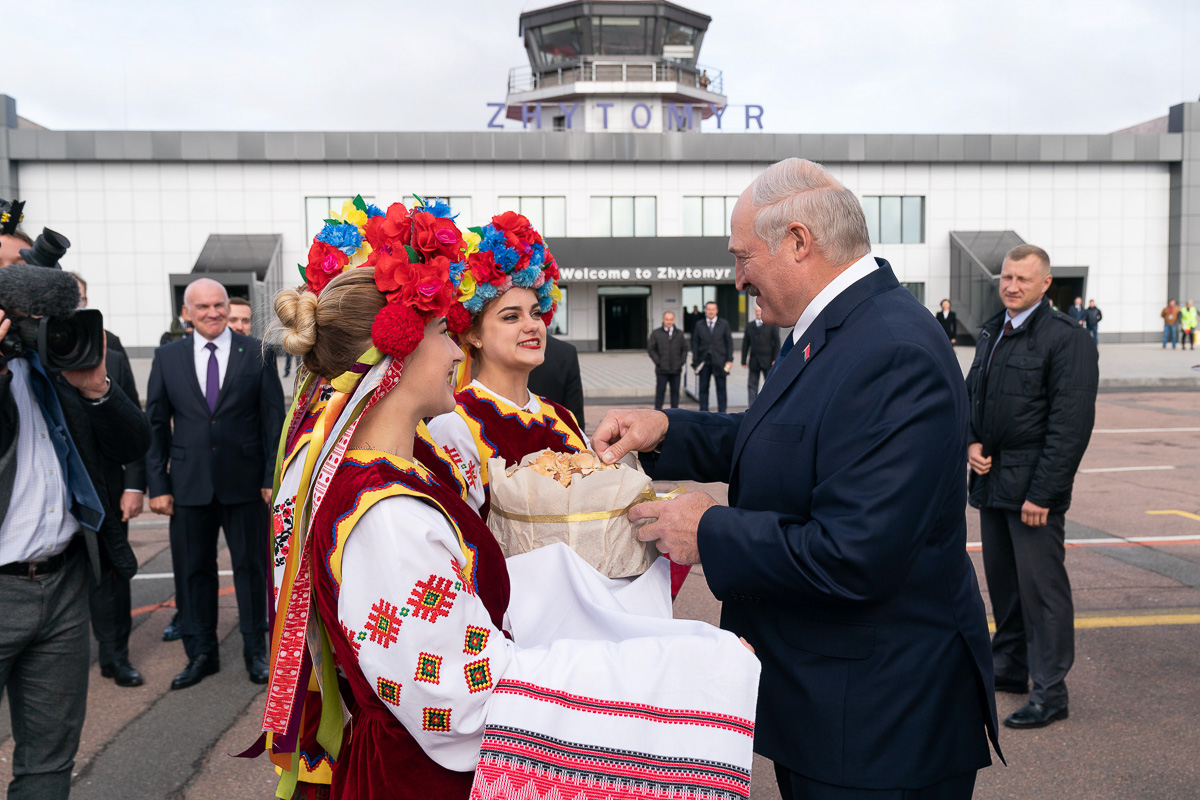 Встреча Зеленского с Лукашенко в Житомире. Лукашенко в вышиванке. Лукашенко с народом. Украинцы и белорусы.