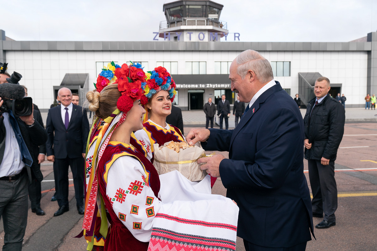 Беларусь провести. Встреча Зеленского с Лукашенко в Житомире. Лукашенко в вышиванке. Лукашенко с народом. Украинцы и белорусы.