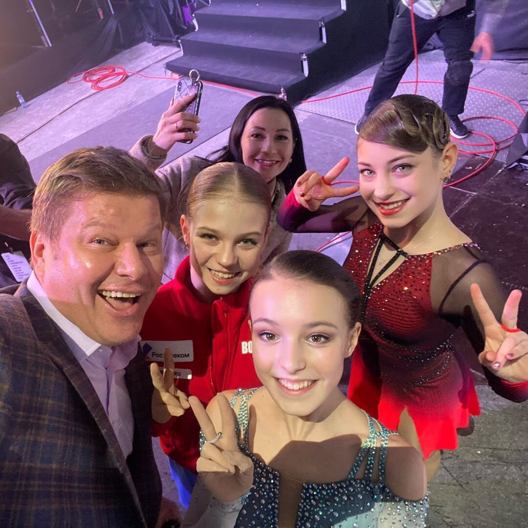 Губерниев и фигуристки (фото: инстаграм комментатора)