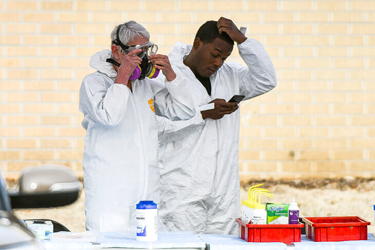 Врачи, осматривавшие спортсменов, узнают на фото что тесты на вирус оказались положительными...