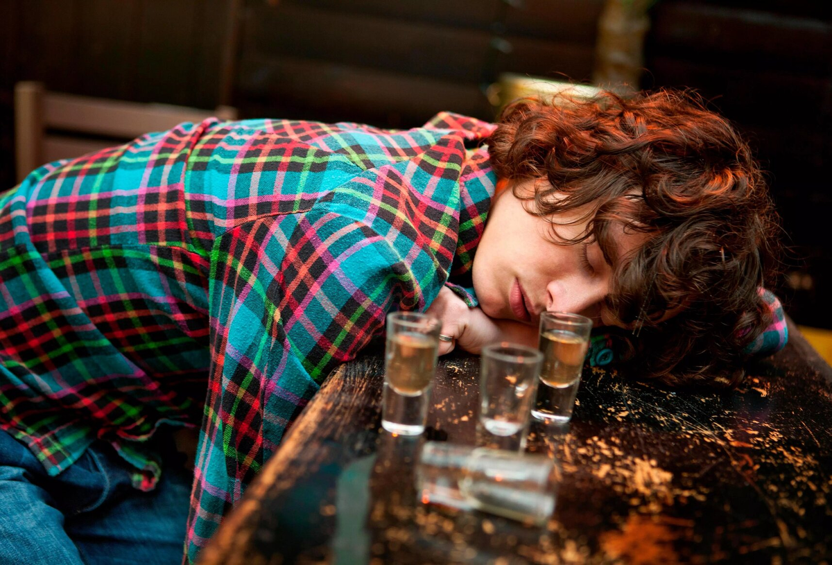 Веселый алкоголик картинки. Пьяный мужчина за столом. Человек выпивает. Алкоголь и человек. Опьянение.