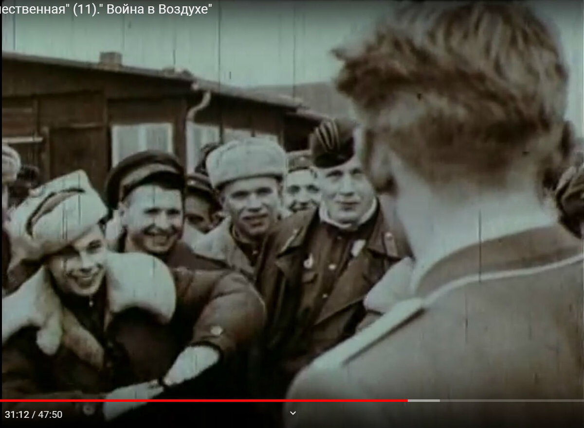 Юрий Гольдберг показывает немецкому пилоту, как он его только что сбил. Кадр из советского документального сериала «Великая Отечественная».