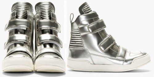 9. Бальма с высоким берцем и двумя ремешками (Balmain High Top & Double Strap)

Серебряные кроссовки Бальма с высоким берцем и резиновой подошвой, стоящие 1475 долларов, выполнены из кожи. Кроссовки поднимаются высоко по щиколотке и закрепляются при помощи двух серебряных ремешков с липучками. Если вам нравится серебристый металлик, то вы не сможете найти, к чему придраться в этих кроссовках – ни в стиле, ни в качестве. Доступность, конечно же, совсем другое дело.
