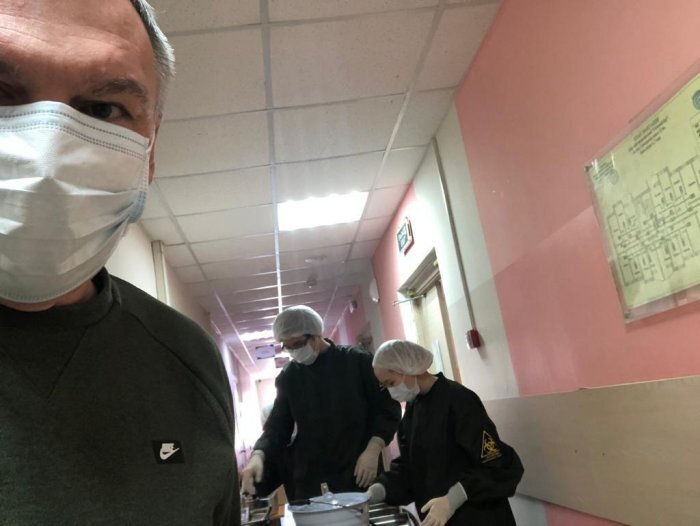 Фото: Юрий Григорьев, фото на фоне волонтеров 