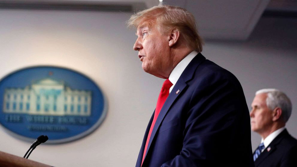 Президент Дональд Трамп рассказывает о коронавирусе в брифинге Джеймса Брэди для прессы в Белом доме 9 апреля 2020 года в Вашингтоне, когда его слушает вице-президент Майк Пенс.