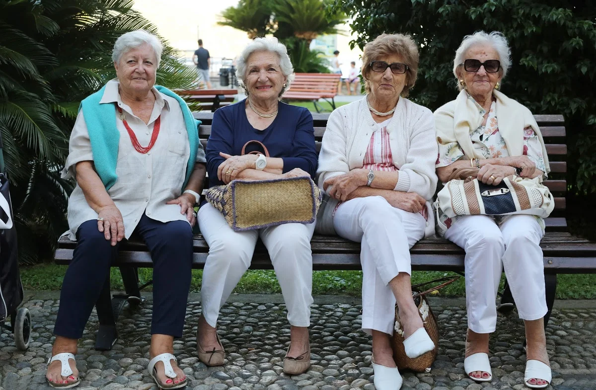 Meet my granny. Современная бабушка. Американские бабушки. Пенсионеры в Испании. Пожилая женщина.