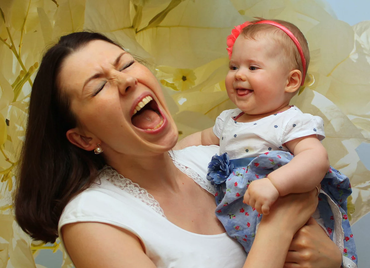 Чувства ребенка к маме. Мамины эмоции. Мама и ребенок эмоции. Женщина эмоции ребенка. Младенец и мама эмоции.
