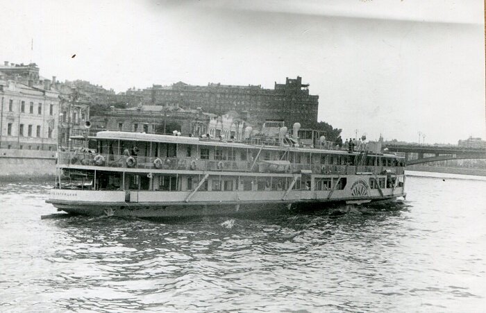на фото аналогичный пароход напротив Кремля.