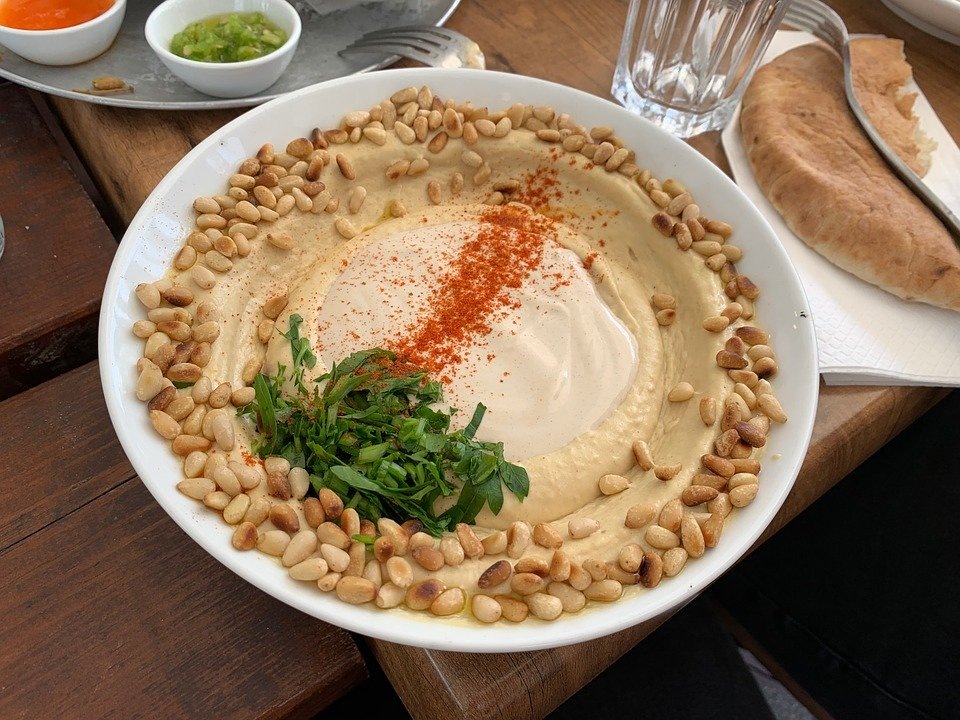 https://cdn.pixabay.com/photo/2019/05/10/18/44/hummus-4194192_960_720.jpg