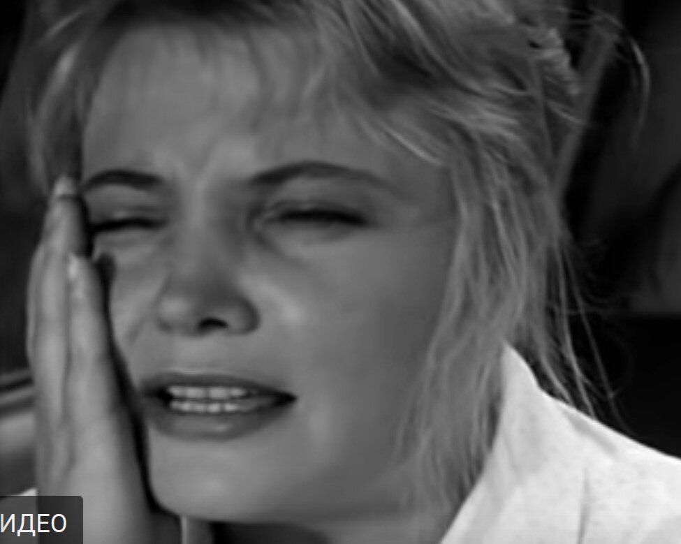 скриншот (кадр) из фильма "Три тополя на Плющихе". Нюра поет песню.