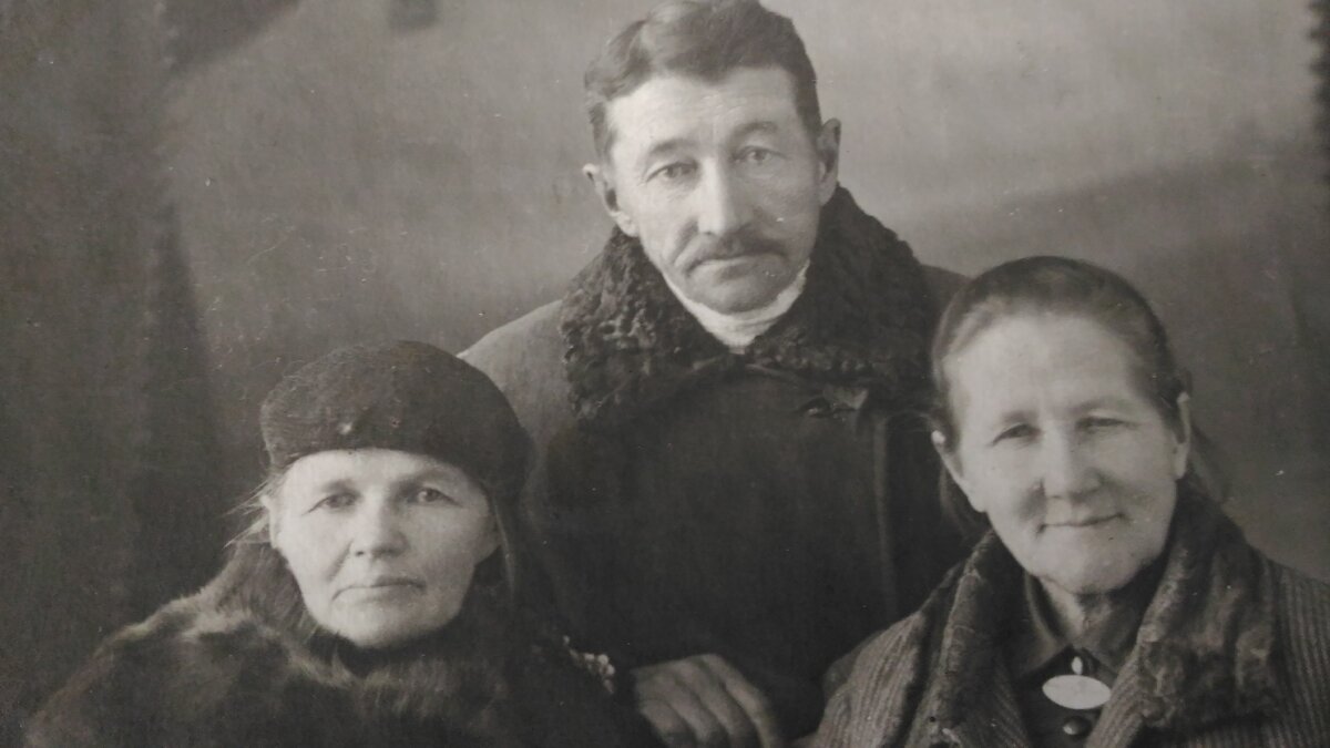 У всех меховые воротники. У мужчины - каракулевый.