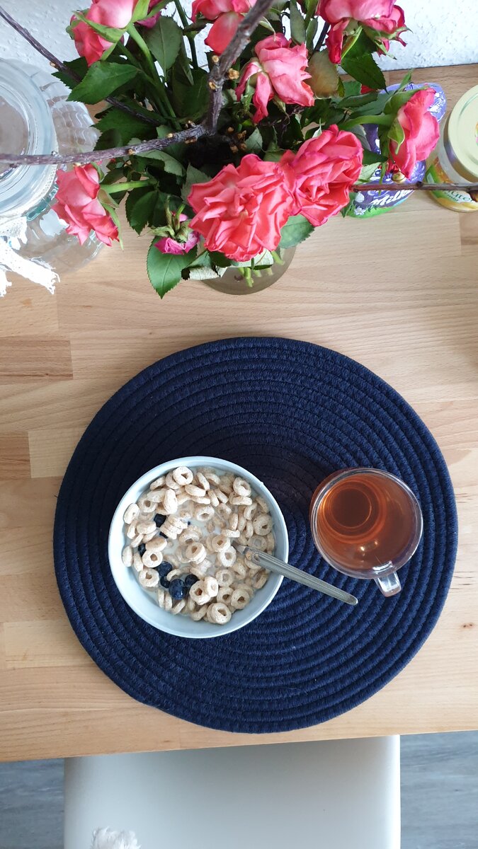 Завтрак. Колечки с черникой, молоком и фруктовый чай