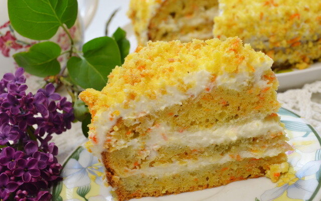 Рецепт:  Тесто:
яйца 4 шт
сливочное масло мягкое 200 гр
морковь сырая 300 гр
разрыхлитель 10 гр
сахар 250 гр
мука 400 гр
ванилин или корица по желанию
крем:
сливки не менее 33%-500 мл
сгущенное молоко 180 гр
сливки обязательно должны быть хорошо охлажденными
так же можно по желанию прослоить сверху крема ,между пышками, ягоды или фрукты. 