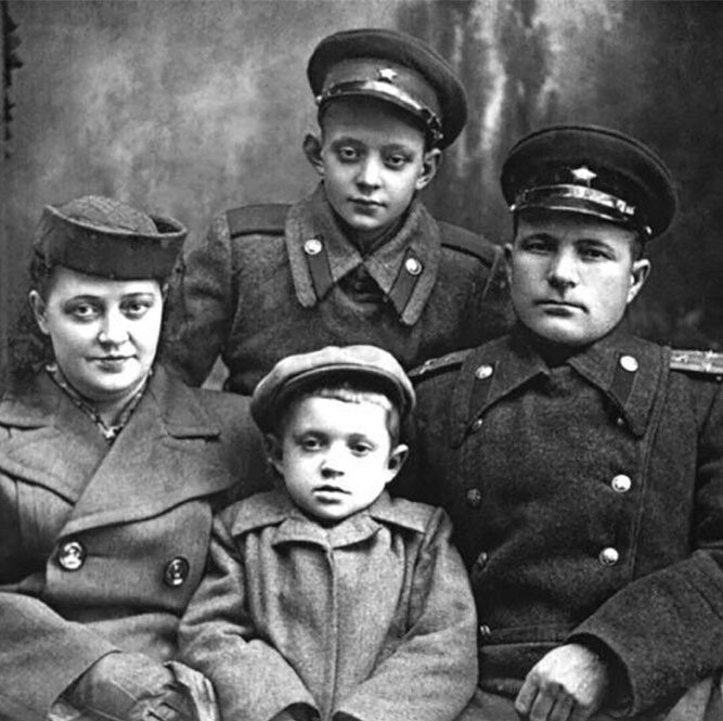 С мамой братом и отчимом