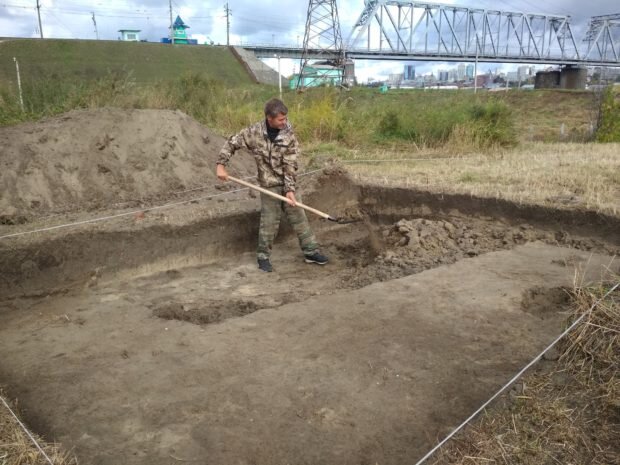 Фото из личного архива. Новосибирские археологи на раскопках у фундамента Никольской церкви. 2018 год.