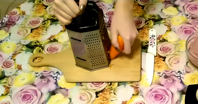 Морковь натереть на крупной тёрке