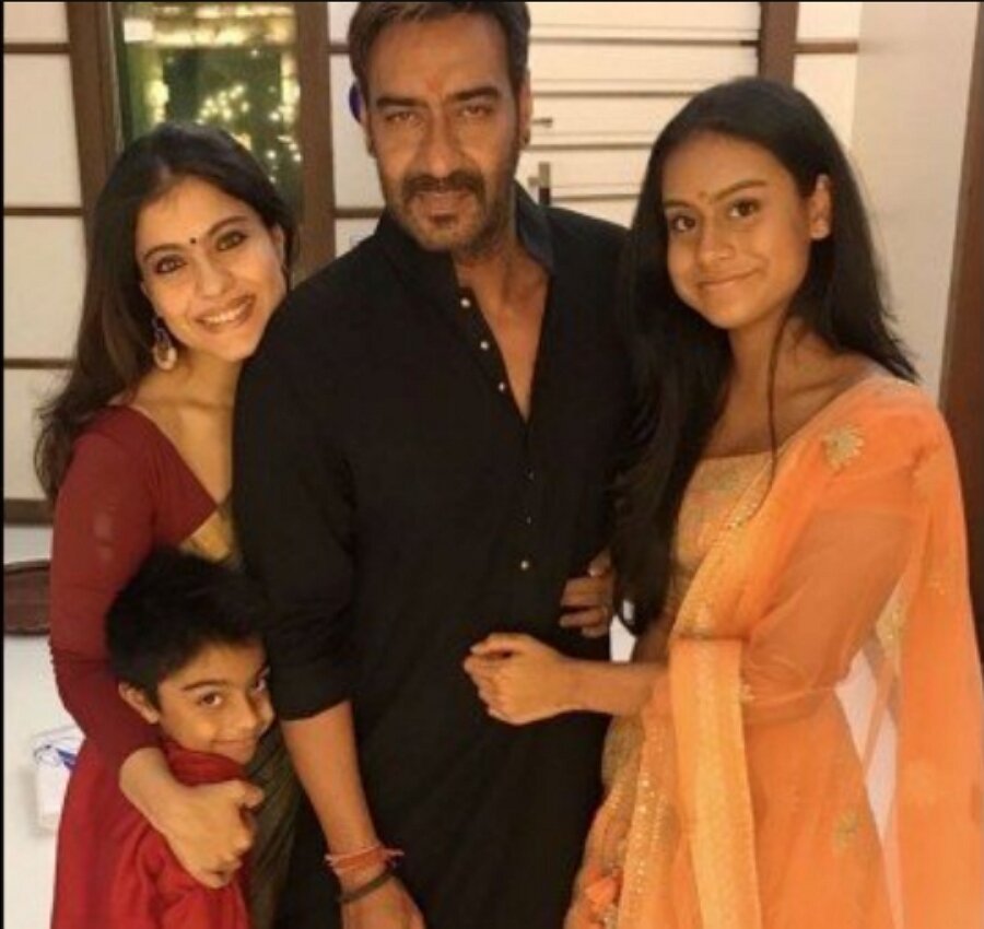 Каджол с мужем и детьми / источник фото: Filmibeat.com