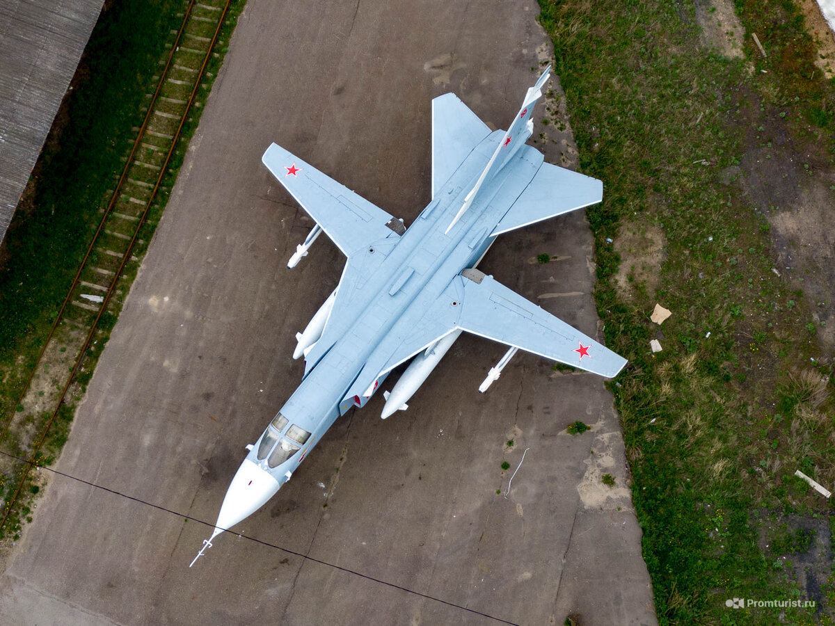 Обнаружил в промзоне Су-24. Это самый проблемный, но мощный штурмовик ???