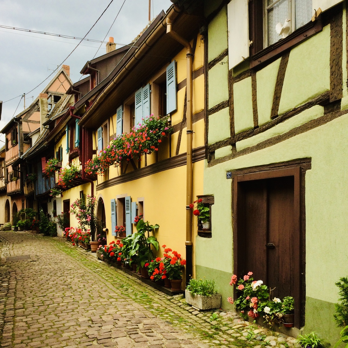 Улица прямиком из сказки: брусчатка, герань и крохотные дома