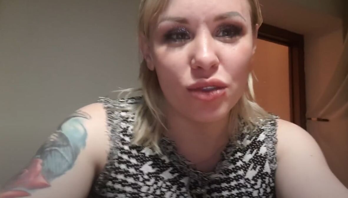 Lola Taylor восхищается своей красотой