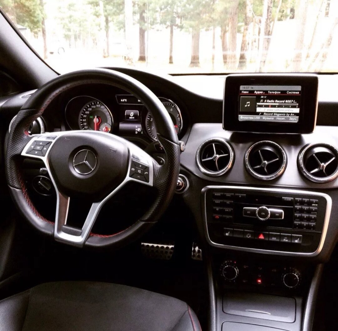 СLA 250 4matic c полным приводом и конечно же я остался в восторге не только от салона (это тема достойная отдельного поста), но и от того как ярко и интересно ехала машина.
В первую очередь поразило отличие режимов Sport и Сomfort, в которых поведение машины впервые в моей практике разительно отличалось друг от друга. Sport это громкий и отчетливый звук мотора, острый и тяжелый руль и моментальная реакция педали газа на любое прикосновение. Машина подрывается наваливать, причем без компромиссов. В режиме Сomfort это Мерседес в "классическом понимании" — мягкий, но информативный руль, плотная и в то же время комфортная подвеска, спокойные и линейные реакции коробки на педаль газа без дерганья и рывков. Все что тебя окружает вокруг хочется трогать — панель, дверные карты, руль. Все очень красиво, много металла, кожи, фактурного пластика и необыных дизайнерских решений. Сопла вентиляций, панель климат контроля, вставки полированного алюминия и много других элементов вызывают неподдельные приятные эмоции.

салон — вышка !


