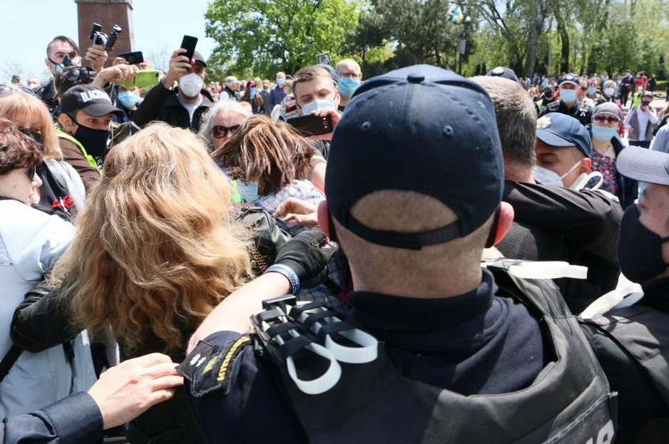 на Украине уже третий год на 9 мая срывают георгиевские ленточки с ветеранов как с государственных преступников под вспышки фотокамер