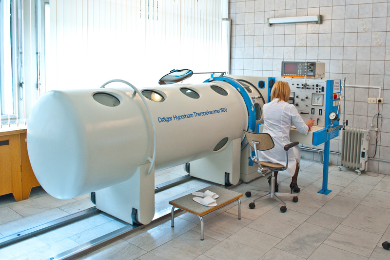 Барокамера блкс 303 мк. Оксигенотерапия в барокамере. Барокамера для чего. Камера гипербарической оксигенации. Барокамера для чего.