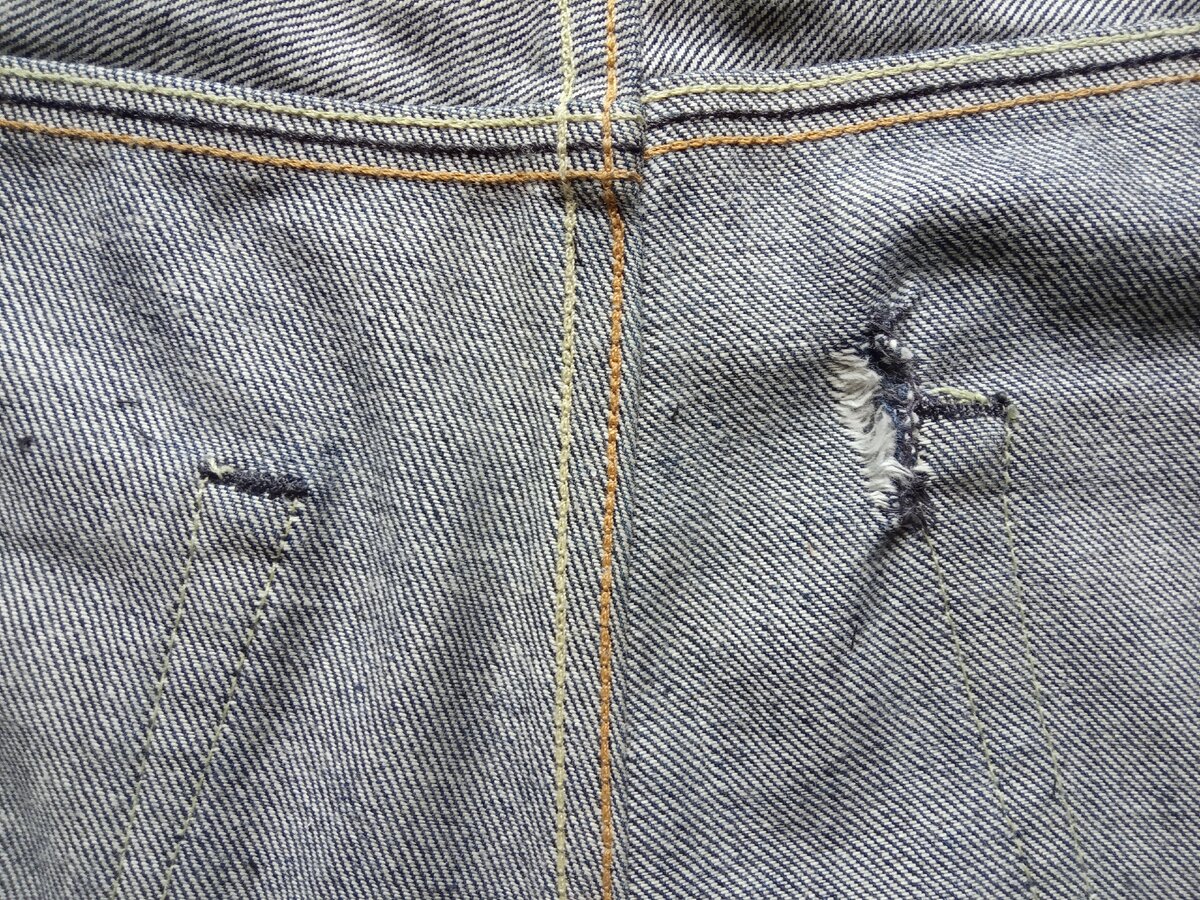 Как починить джинсы, которые порвались на самом видном месте